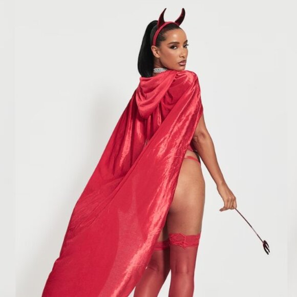 Pretty Little Thing - Red Velvet Cape - Picture 1 of 5